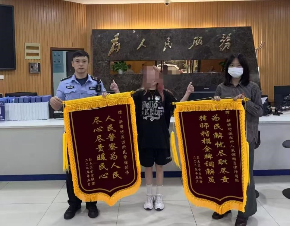лԵ